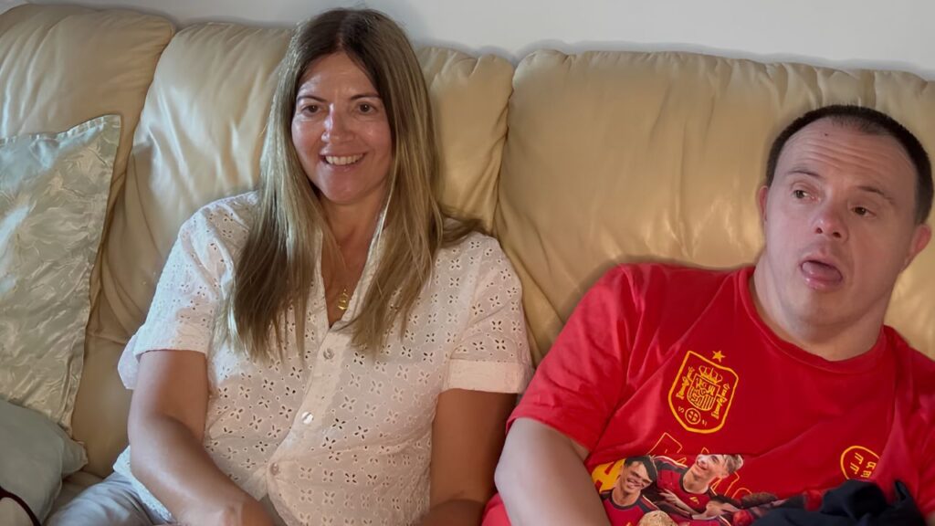 Marisa, cuidadora de su hermano con dependencia, con síndrome de Down y Alzheimer: Lleva meses esperando una plaza en una residencia