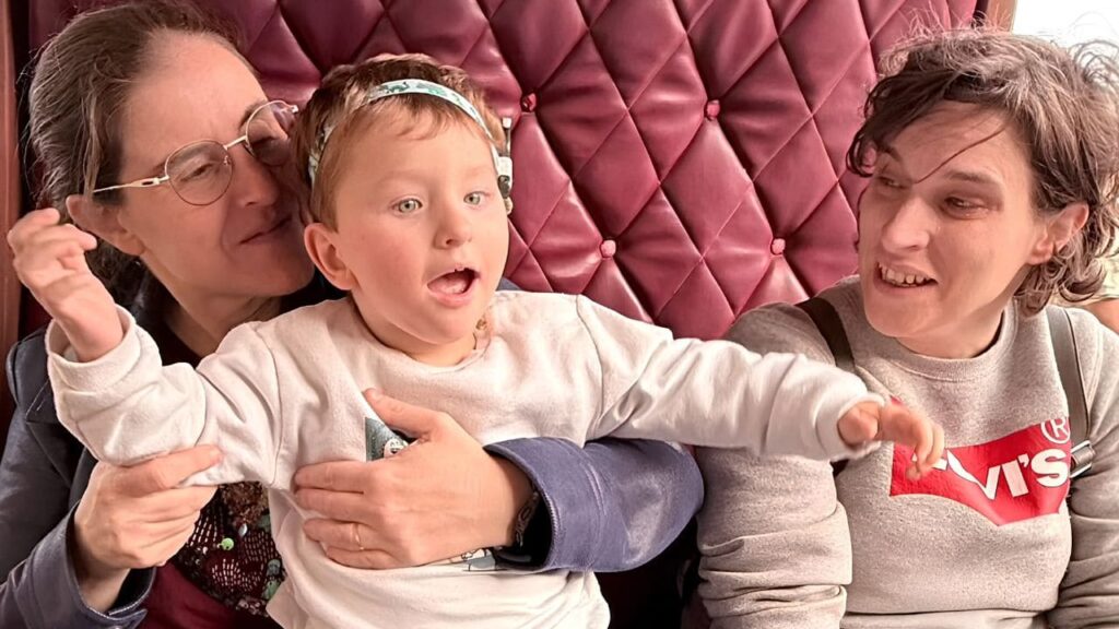 La historia de ‘Súper Mateo’, un pequeño que convive con una enfermedad ultrarrara llamada BCAP31