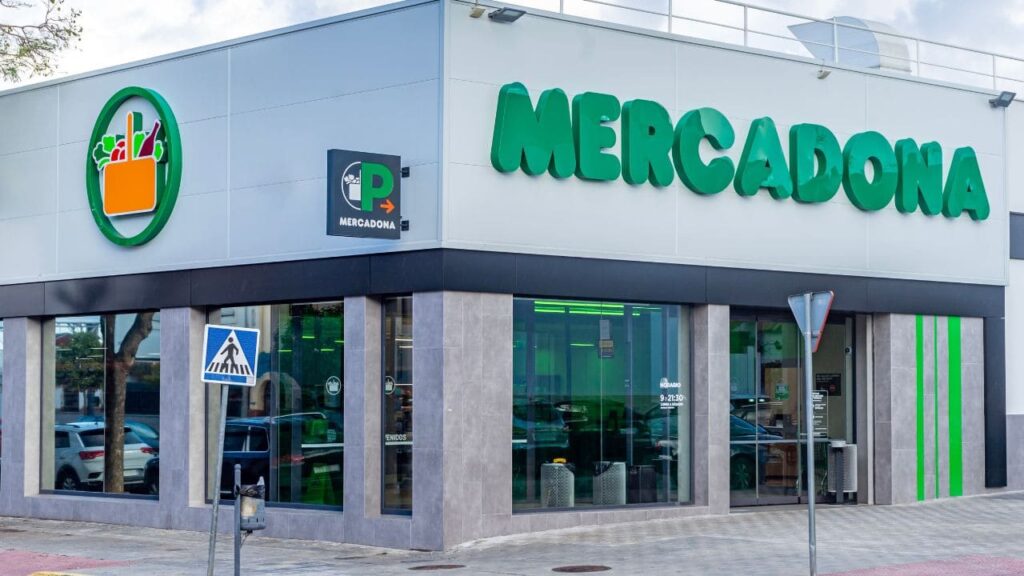 Mercadona despide a una trabajadora con esclerosis múltiple progresiva tras espiarla durante una baja médica