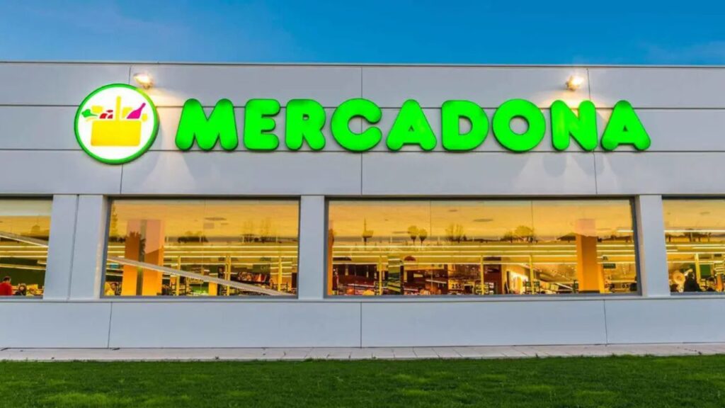 Mercadona rompe la barrera de los tres euros, así baja la docena de huevos en todos sus supermercados