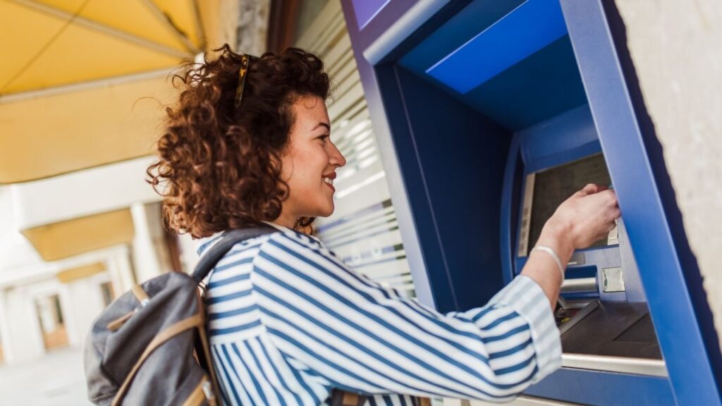 Una mujer solicita el subsidio para mayores de 52 años tras haber recibido una indemnización por un ERE superior a 150.000 euros y la justicia respalda al SEPE