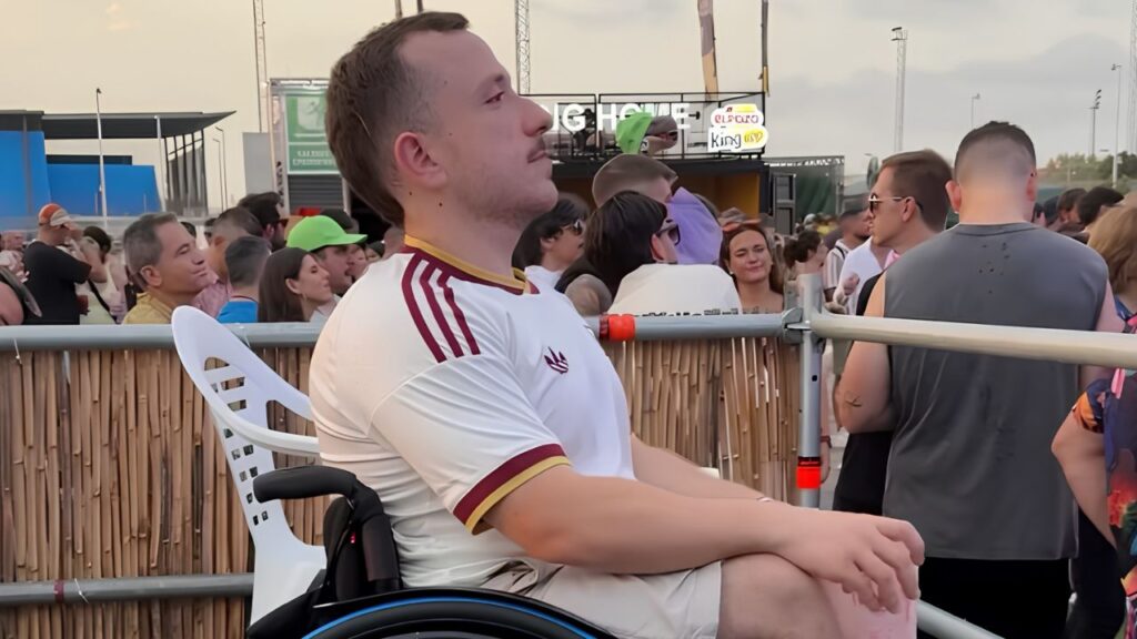 Pablo Molina, con discapacidad, muestra la accesibilidad en el ‘Low Festival’ de Torrevieja