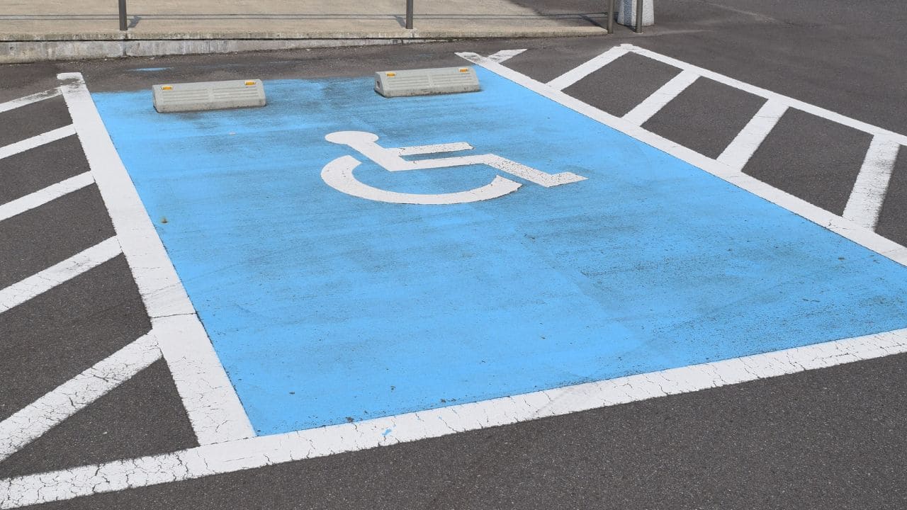 Reserva de una plaza específica de aparcamiento PMR en tu municipio