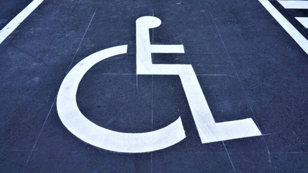 Decenas de familias solicitan la tasa cero en España por reservar una plaza PMR de aparcamiento