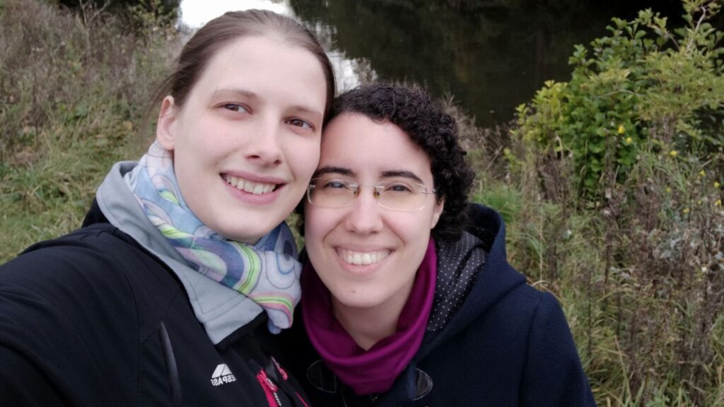 Sara recorrerá el Camino de Santiago para visibilizar la encefalomielitis miálgica, enfermedad con la que convive su mujer