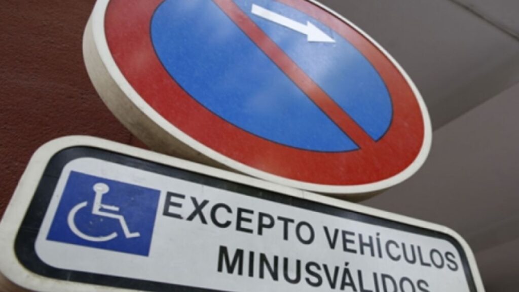 «Un término claramente despectivo»: la petición que pide al Congreso obligar a retirar los carteles de «excepto minusválidos» de todas las plazas reservadas