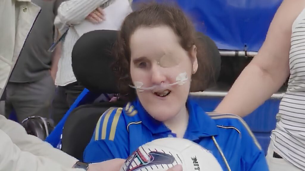 El Real Oviedo muestra su apoyo a Shamira Lucas, una joven con enfermedad rara y dependencia total
