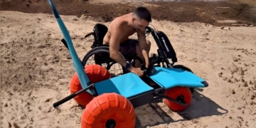 Ander Arteagabeitia con una silla anfibia de uso personal para personas con movilidad reducida