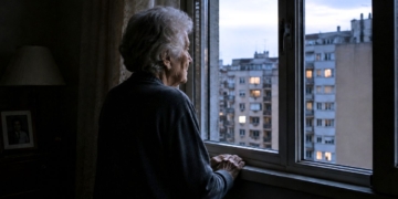 Teresa, 85 años y grado II de dependencia, lleva más de un año atrapada en su casa con el ascensor ya instalado
