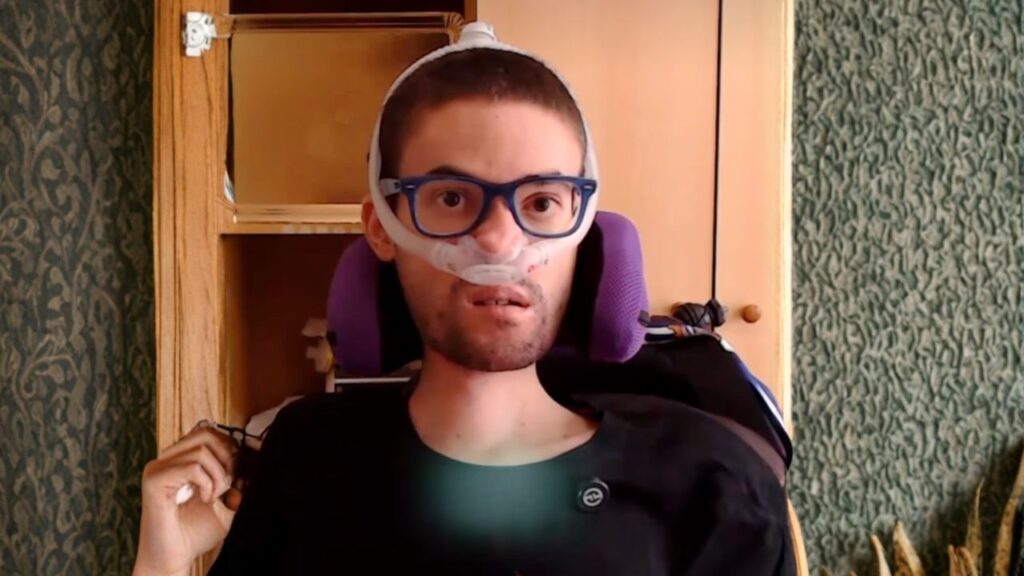 Un activista con distrofia de Duchenne denuncia que le negaron tres veces la entrada a un concierto en Águilas por pedir que su madre se sentara con él habiendo plazas libres