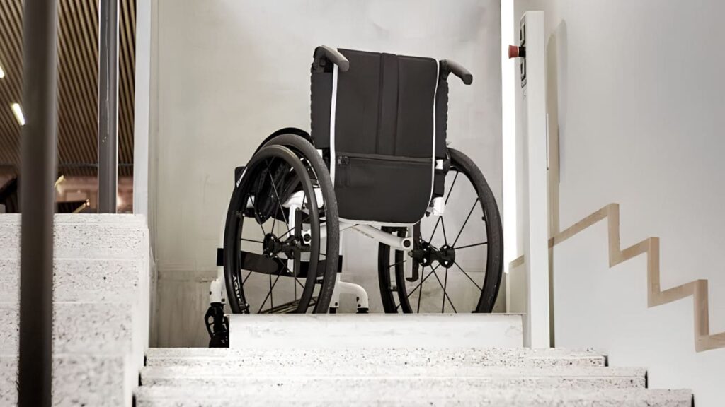 El futuro de la accesibilidad llega a Barcelona: Escaleras que se convierten en elevador para personas en silla de ruedas