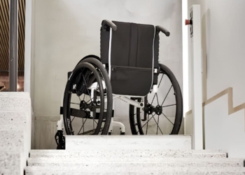 Escalera que se convierte en un elevador vertical accesibilidad