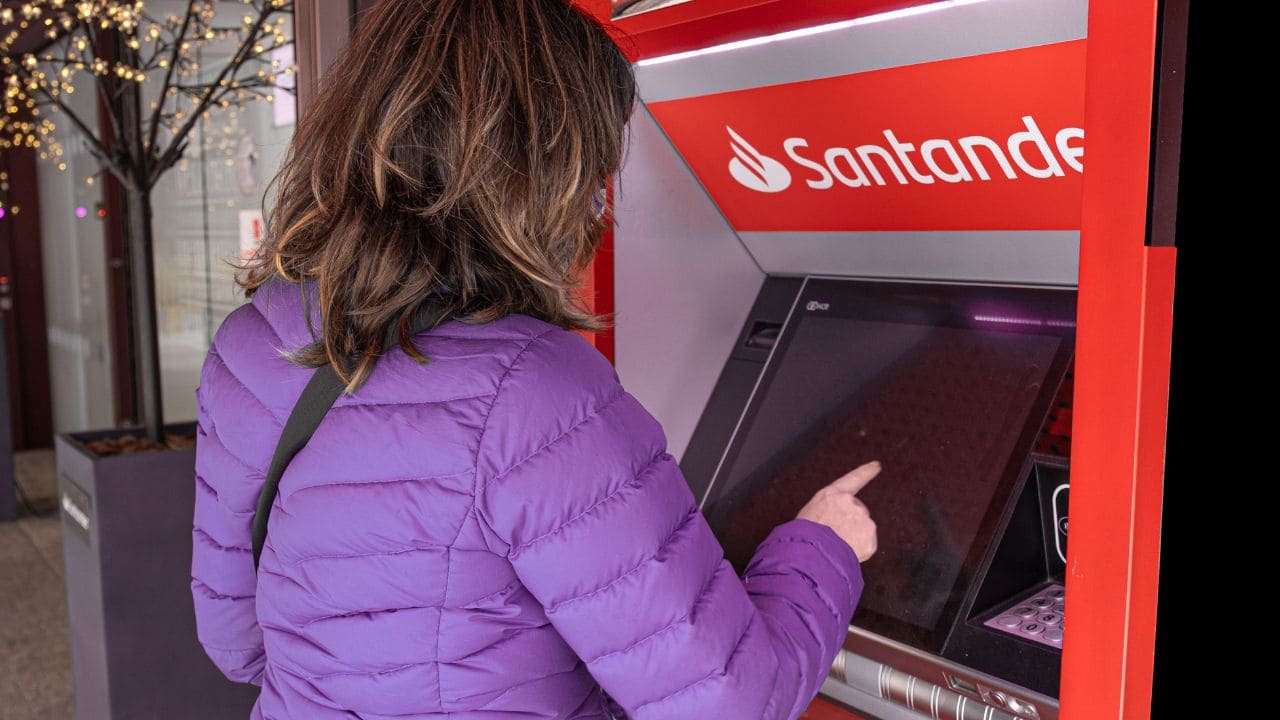Condenan al Banco Santander a devolver 30.000 euros a una persona con discapacidad víctima de una estafa