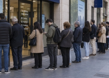 Colas kilométricas en los bancos para cobrar el subsidio del SEPE el 10 de septiembre