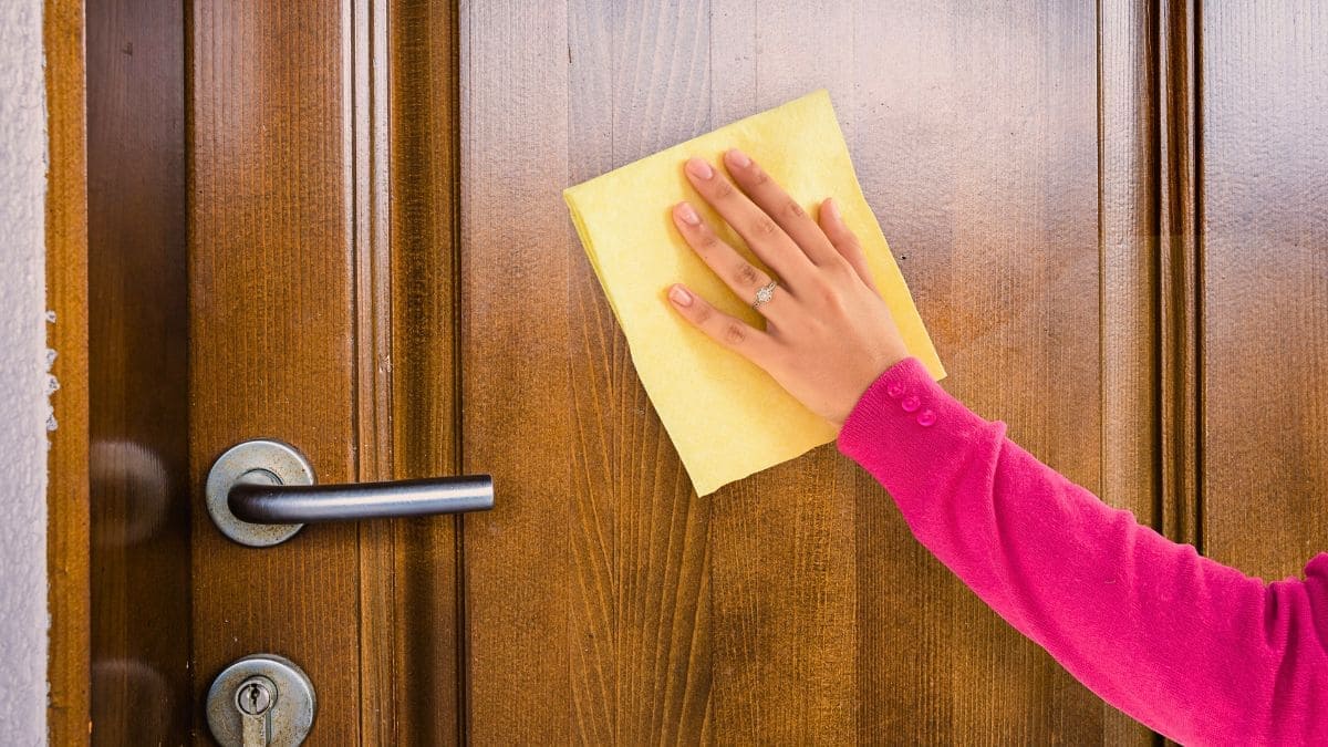 Cómo limpiar las puertas de madera como el primer día