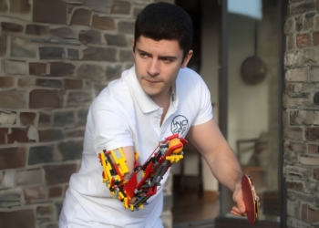 David Aguilar, joven con discapacidad que construye prótesis con piezas LEGO
