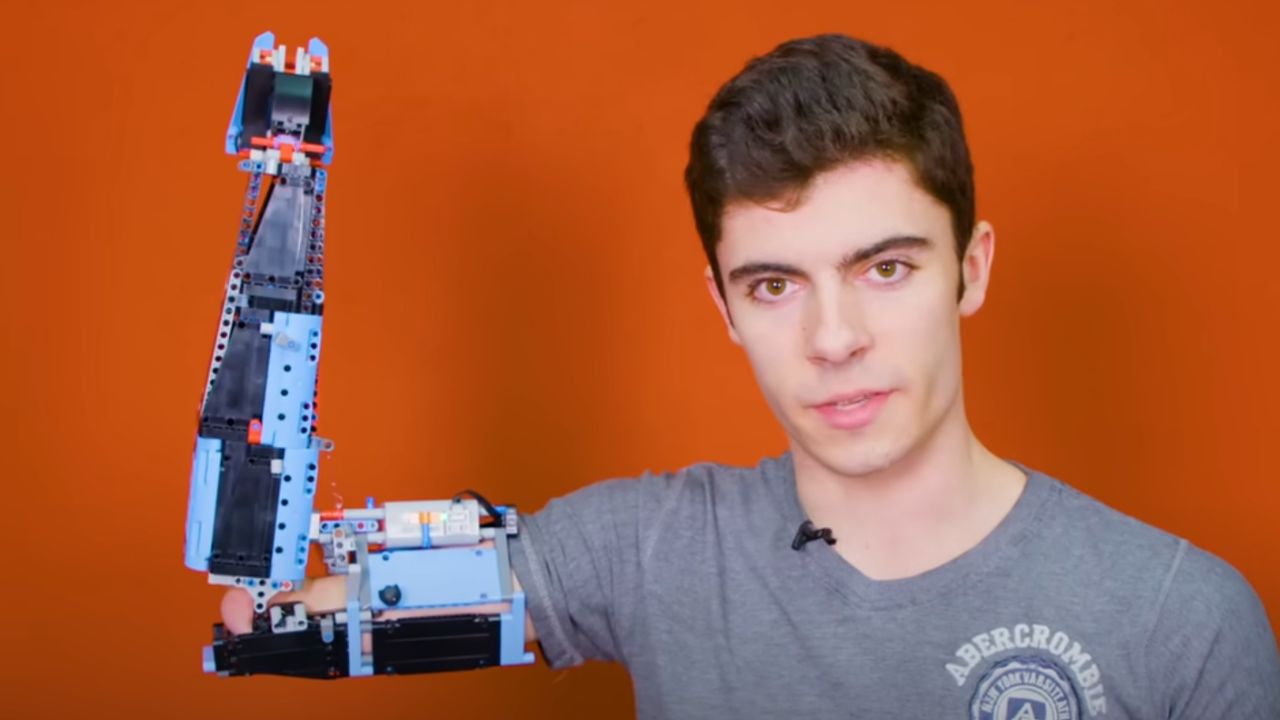 David Aguilar, joven con discapacidad que construye prótesis con piezas LEGO