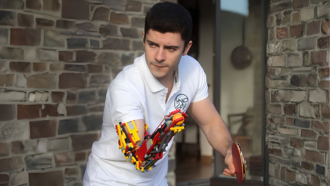 David Aguilar, joven con discapacidad que construye prótesis con piezas LEGO