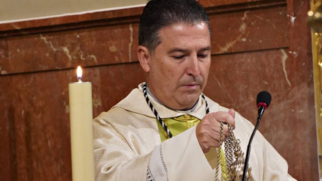 Don Gumersindo, el sacerdote que ofrece la misa en Lengua de Signos en Sevilla: «Para las personas sordas es muy agradecido»