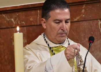 Don Gumersindo, párroco que ofrece las misas en Lengua de Signos