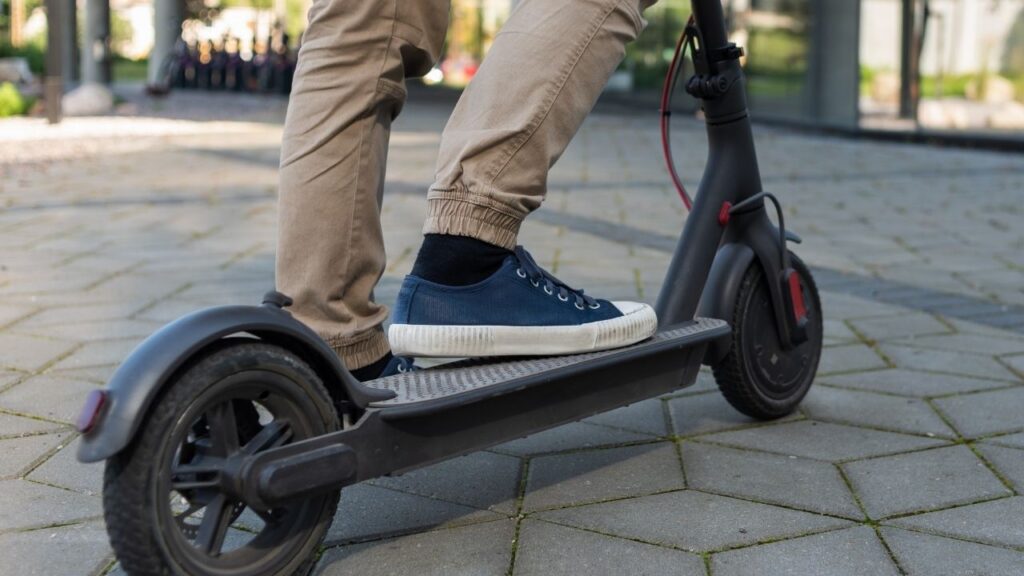 Douglas, usuario de patinete en Barcelona, a menos de un mes de que el casco sea obligatorio: «una caída a treinta kilómetros por hora hace mucho daño»