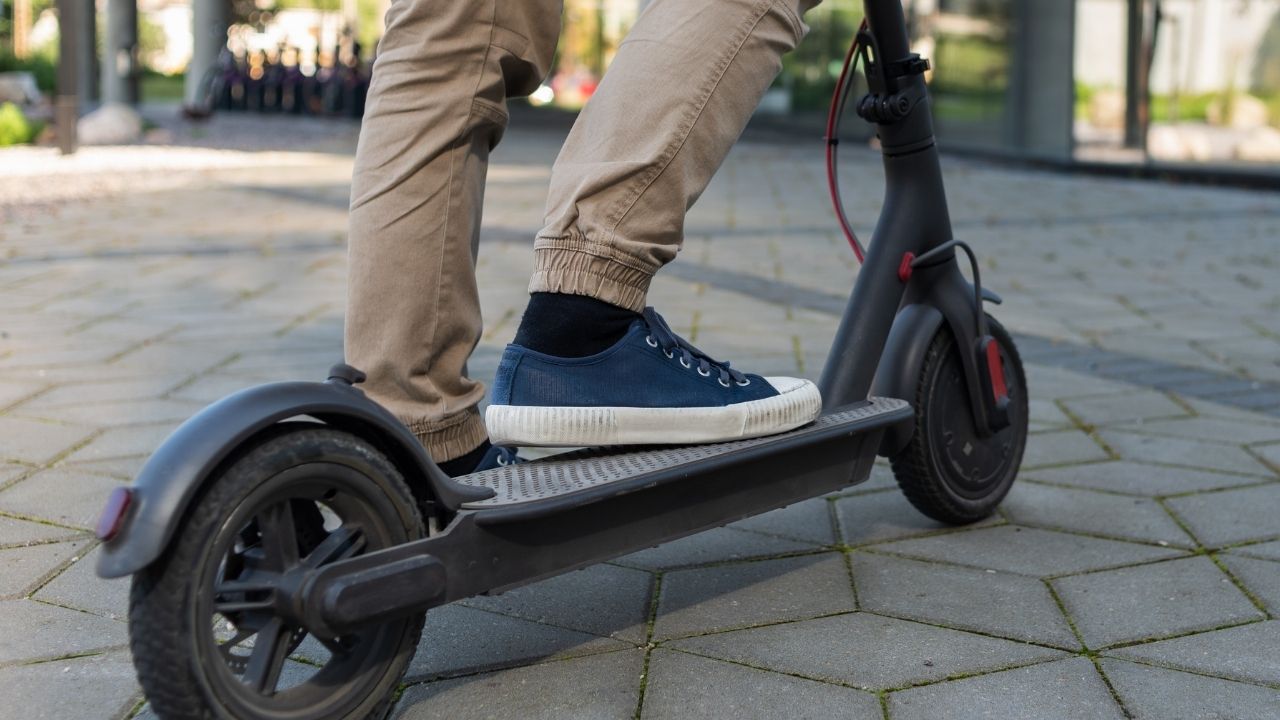 Douglas, usuario de patinete en Barcelona, a menos de un mes de que el casco sea obligatorio