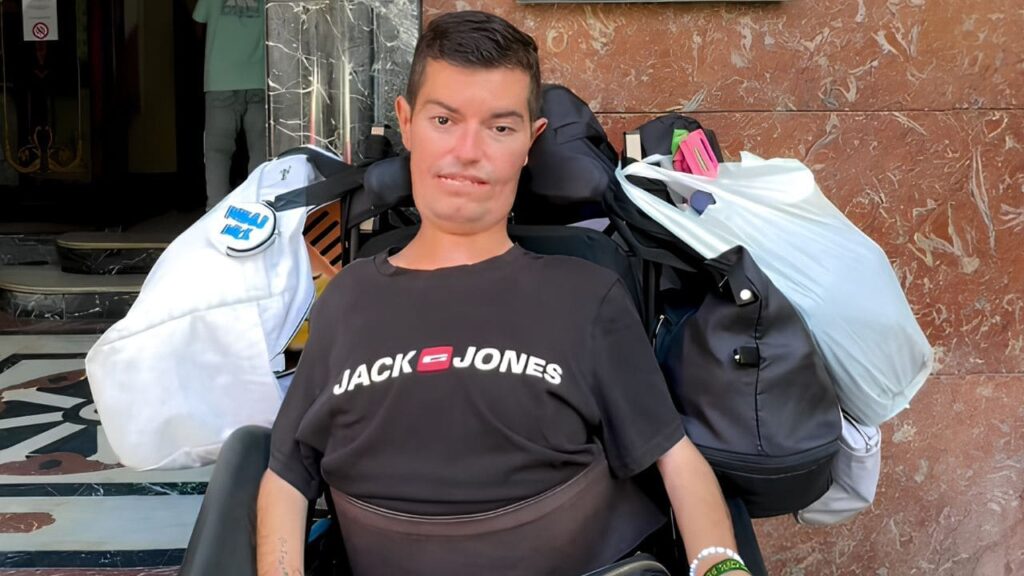 Edgar Suárez, con discapacidad, denuncia a un hotel de Valencia que se anunciaba como «totalmente accesible para personas con silla de ruedas»