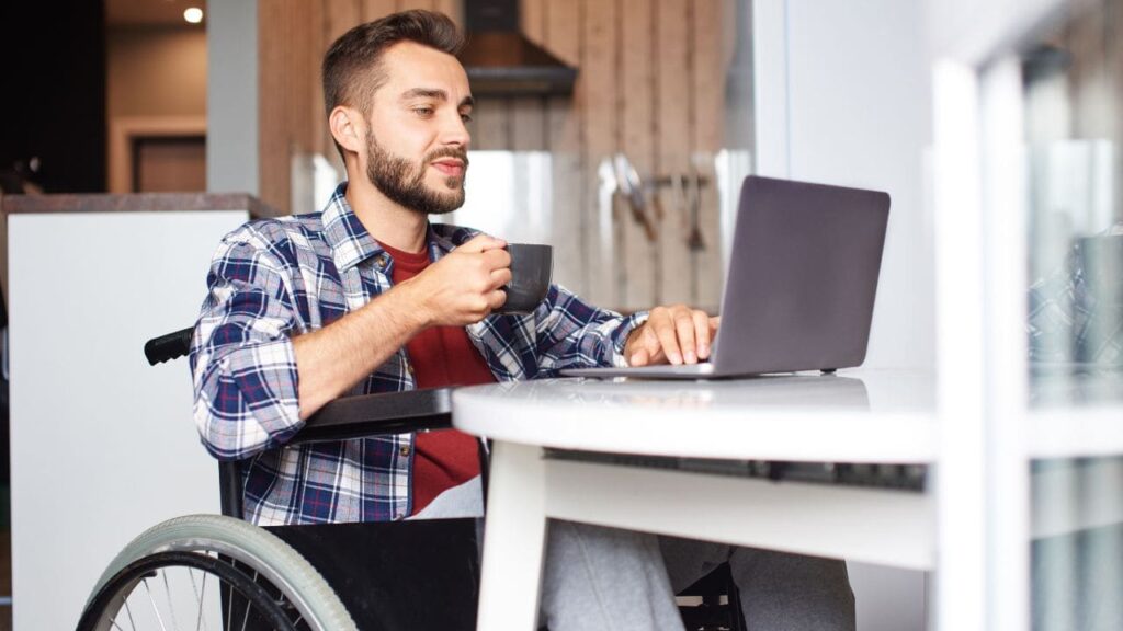 Las personas con discapacidad cobran de media 5.000 euros menos que el resto de trabajadores, según un estudio publicado por el INE