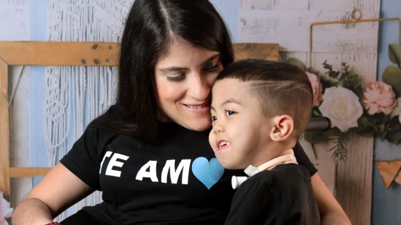 Estefanía Romero junto a su hijo discapacidad