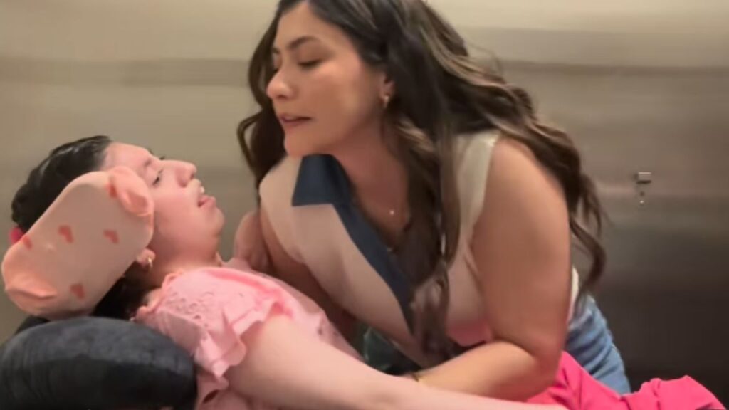 Malú, madre de una niña con discapacidad, denuncia falta de accesibilidad para cambiar a niños en silla de ruedas en baños públicos