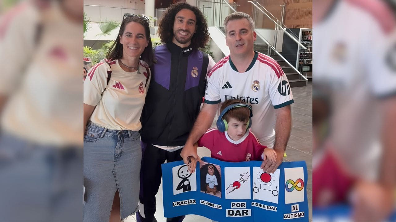 Familia de un niño con autismo junto a Cucurella