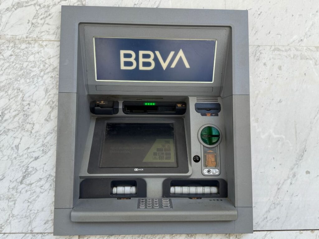 Hasta 760 euros en un año por domiciliar la nómina y los recibos: las cuentas con promoción que analiza la OCU en septiembre