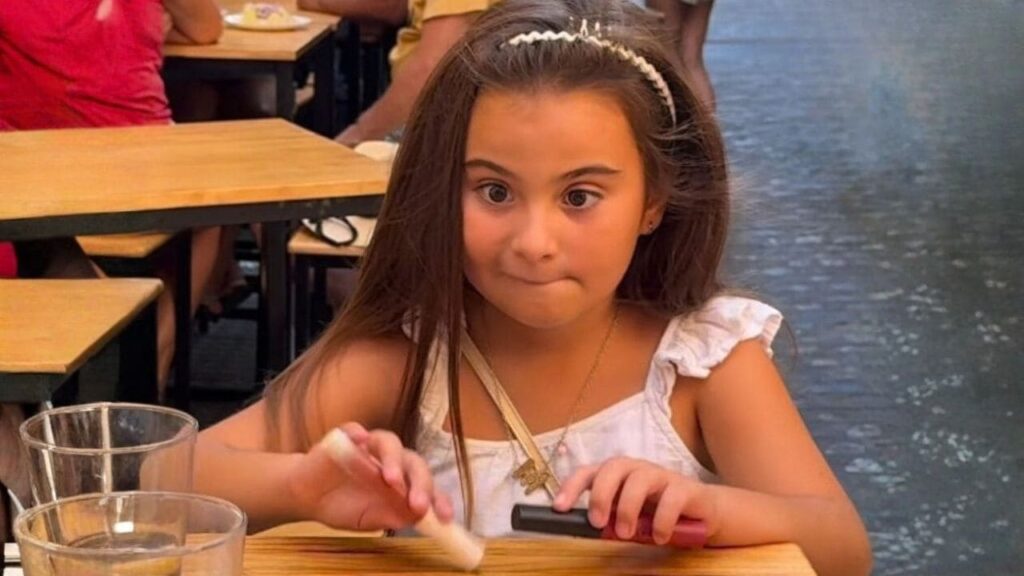 Mía Crespo, la gaditana de 7 años con discapacidad visual que revoluciona Internet con su arte y compás: «Le sale del alma»