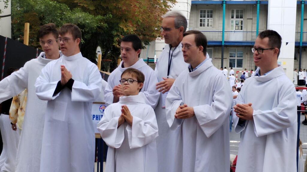 Seis menores con síndrome de Down participan como monaguillos del Papa León XIV en París