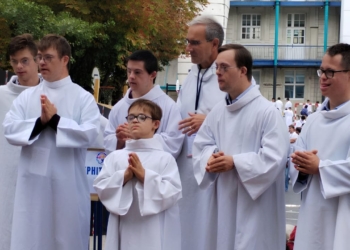 Monaguillos del Papa León XIV con síndrome de Down en París