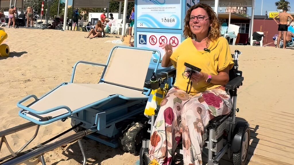 Las playas de Barcelona incorporan un sistema de baño autónomo para personas con discapacidad: «La silla te lleva hasta el agua»