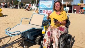 Las playas de Barcelona incorporan un sistema de baño autónomo para personas con discapacidad: "La silla te lleva hasta el agua"