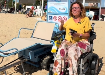 Montse Font muestra un sistema de baño autónomo para personas con discapacidad en las playas de Barcelona