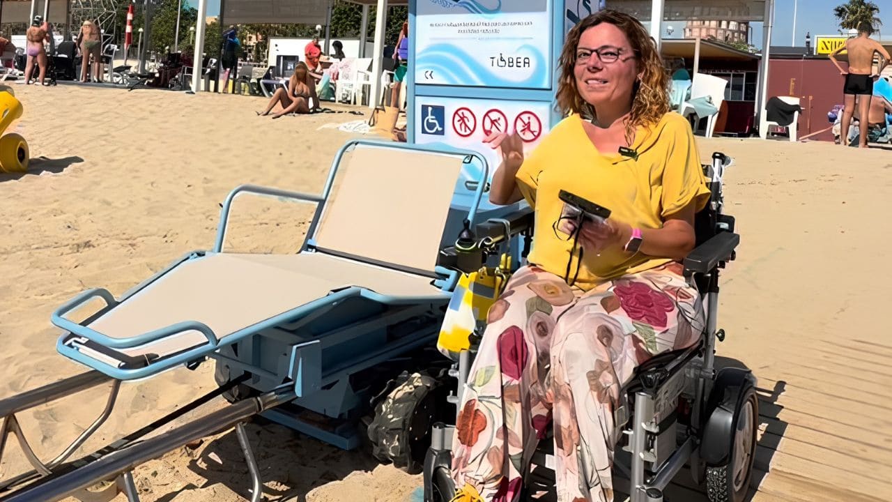 Montse Font muestra un sistema de baño autónomo para personas con discapacidad en las playas de Barcelona