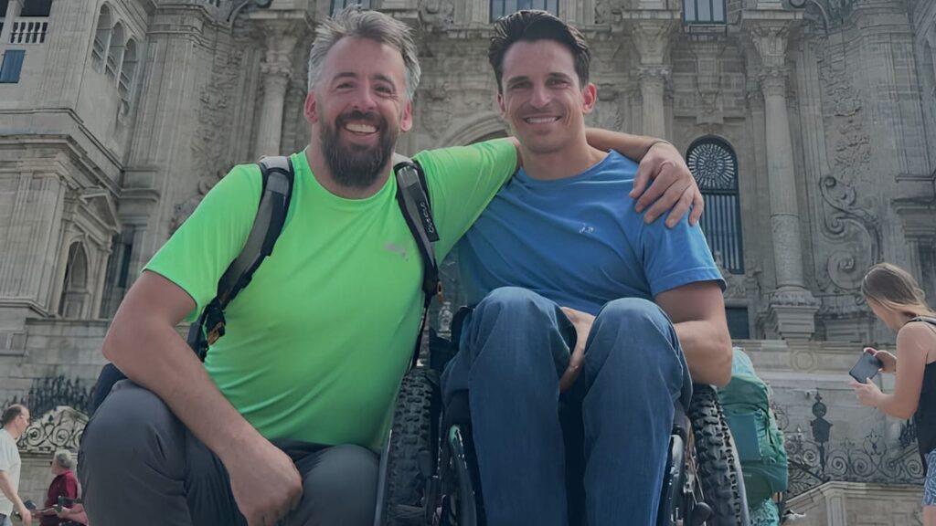 Pablo Tovar completa el Camino de Santiago en silla de ruedas: «Seguir avanzando también es otra forma de llegar»
