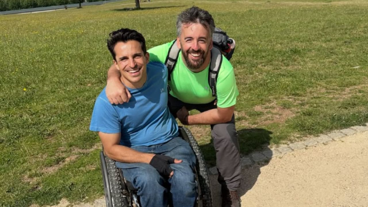 Pablo Tovar completa el Camino de Santiago en silla de ruedas junto a su amigo Héctor