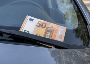 Que significa encontrar un billete en el parabrisas del coche