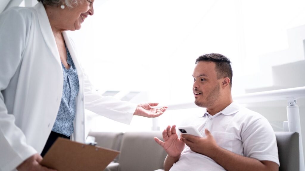 Sanitarios reciben un decálogo para atender mejor a las personas con discapacidad intelectual: «Puede marcar una diferencia enorme»