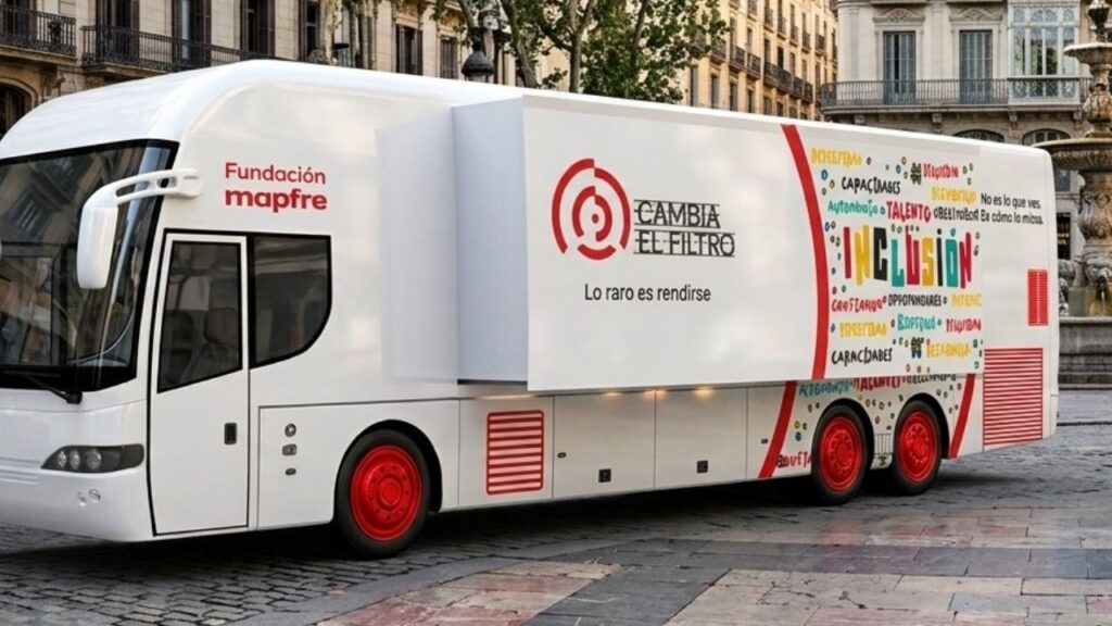 Un autobús de Fundación Mapfre recorrerá 20 ciudades hasta noviembre para romper prejuicios sobre la discapacidad intelectual: la ruta arranca el 24 de septiembre en Salamanca