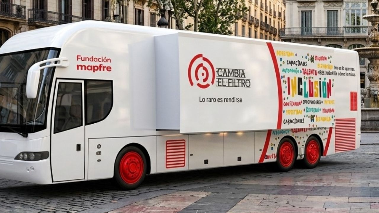 Un autobús de Fundación Mapfre recorrerá 20 ciudades hasta noviembre para romper prejuicios sobre la discapacidad intelectual