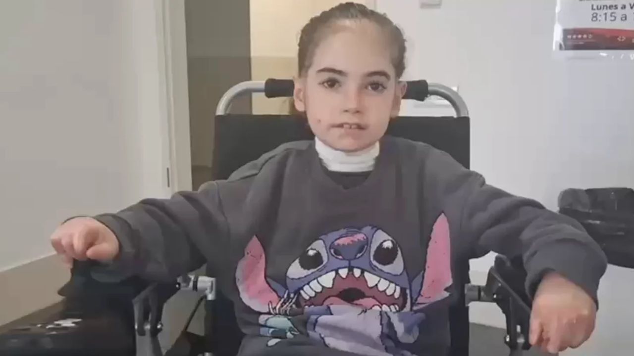 Ylenia, de 9 años, comienza a recibir el tratamiento ‘Vyjuvek’ para la Piel de Mariposa: «Permitirá que cierren sus heridas»