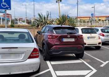 Zona de transferencia de la plaza de aparcamiento PMR