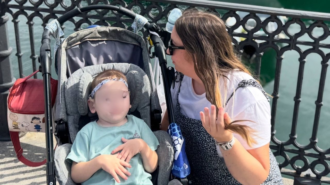 Zuriñe Lasagabaster, madre de un niño en silla de ruedas: «Poder viajar seguro, acompañado y bien asistido no es un privilegio, es un derecho»