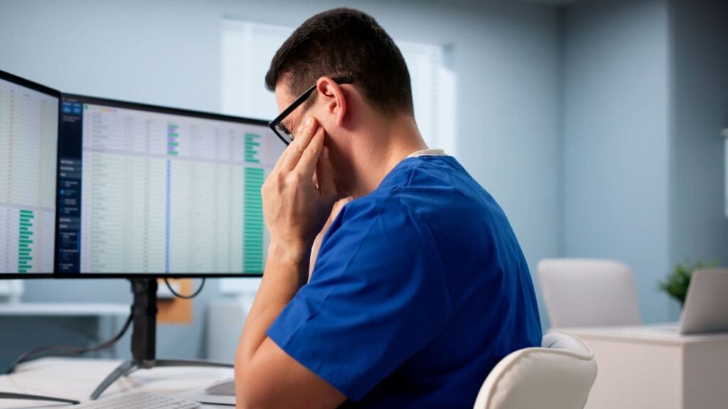 Ramón, celador de Hospital, logra una incapacidad permanente total tras el rechazo del INSS: «Sus problemas eran incompatibles con su profesión»