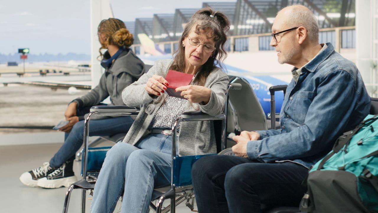 Los acompañantes de personas con discapacidad podrán viajar gratis en avión